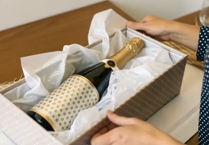 Pakowanie wódki na prezent: Pomysły DIY i personalizowane perełki