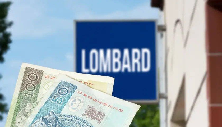 Złotówki w ręku, a w tle niebieski szyld "LOMBARD". Tak działa lombard: szybka gotówka pod zastaw.