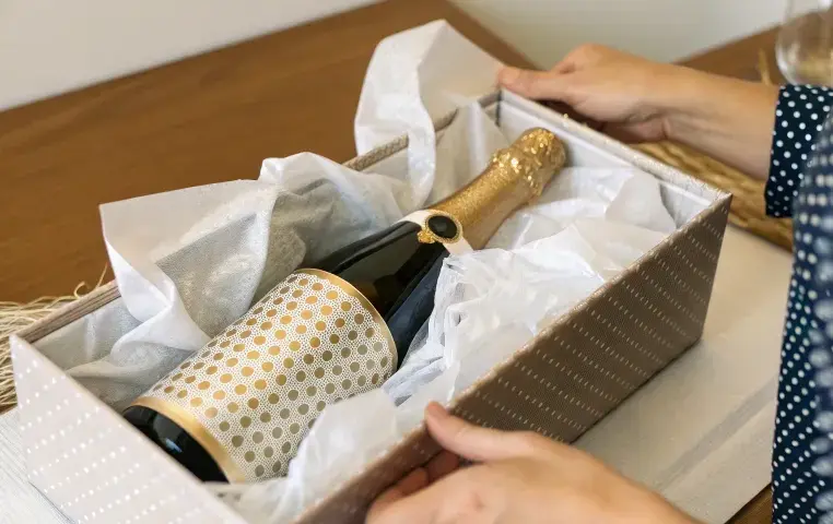 Pakowanie wódki na prezent: Pomysły DIY i personalizowane perełki
